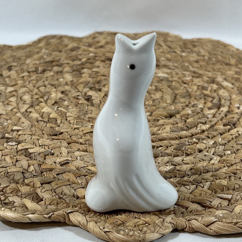 Vintage White Ceramic Porcelain Pie Bird Steam Vent Funnel Baking 4”